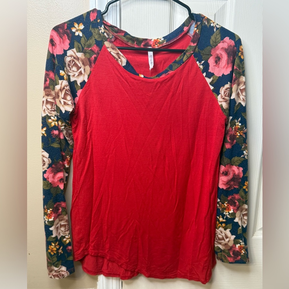 Acting Pro Red Floral Sleeve Women's Long Sleeve Top